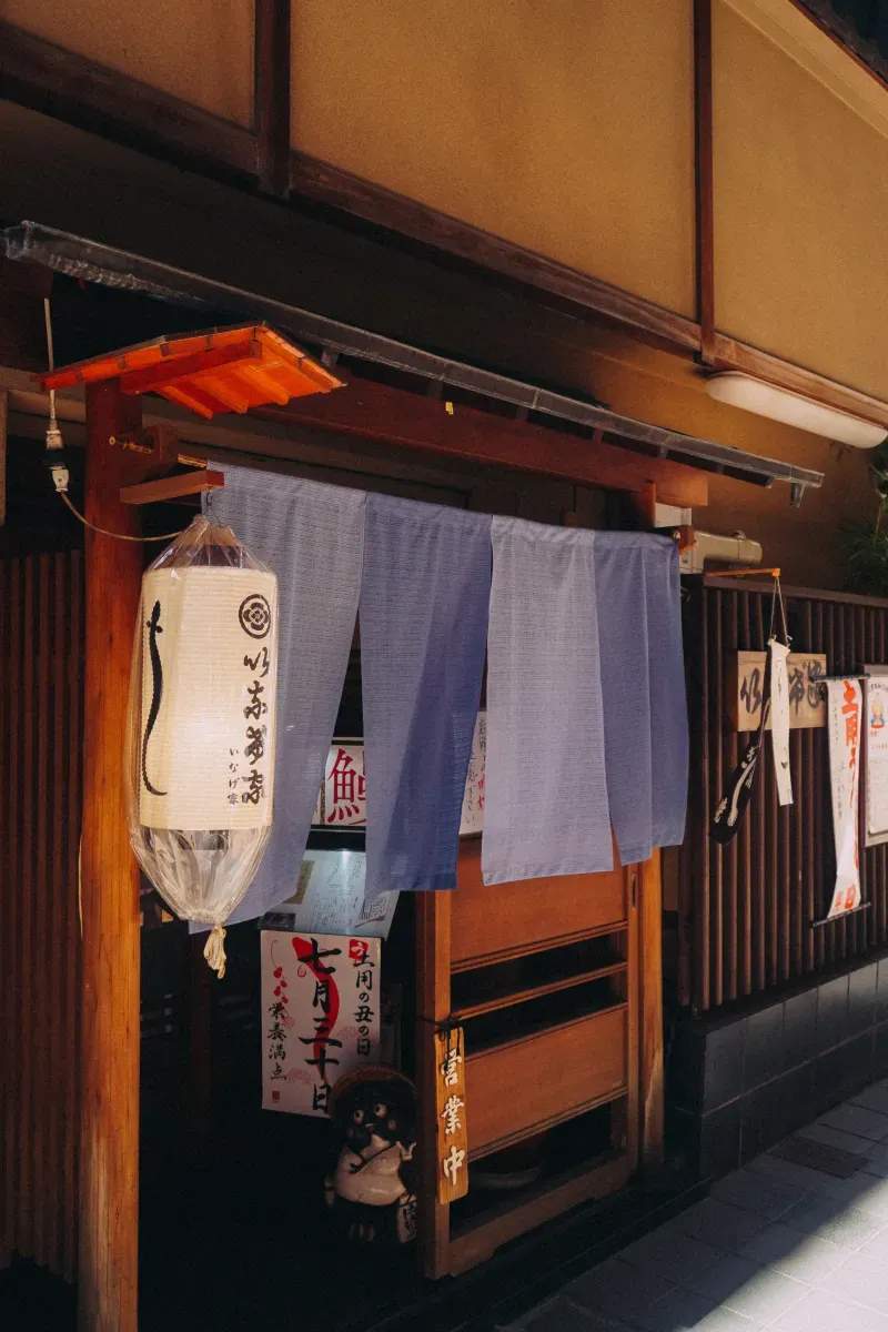 少人数から利用できるテーブル席・カウンター席の案内